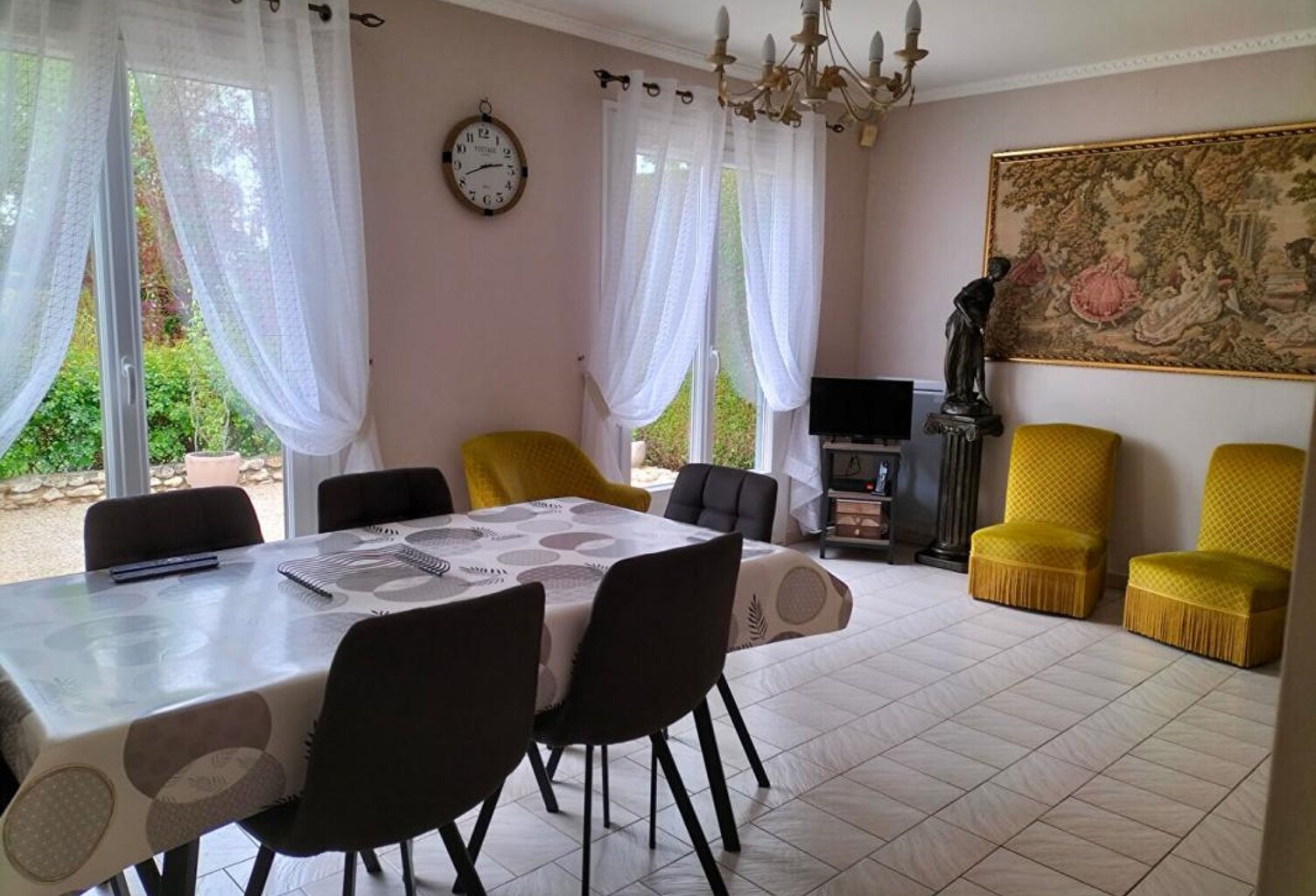 Maison familiale de 5 chambres dont 2 indépendantes, salle de réception, piscine au sol couverte, grand terrain, gîtes, chambres d'hôtes — photo 1