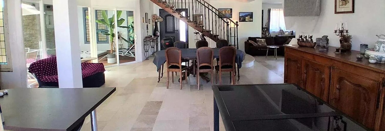 Maison 11 Pièces 213 m² à vendre à Condat-sur-Trincou (24530)
