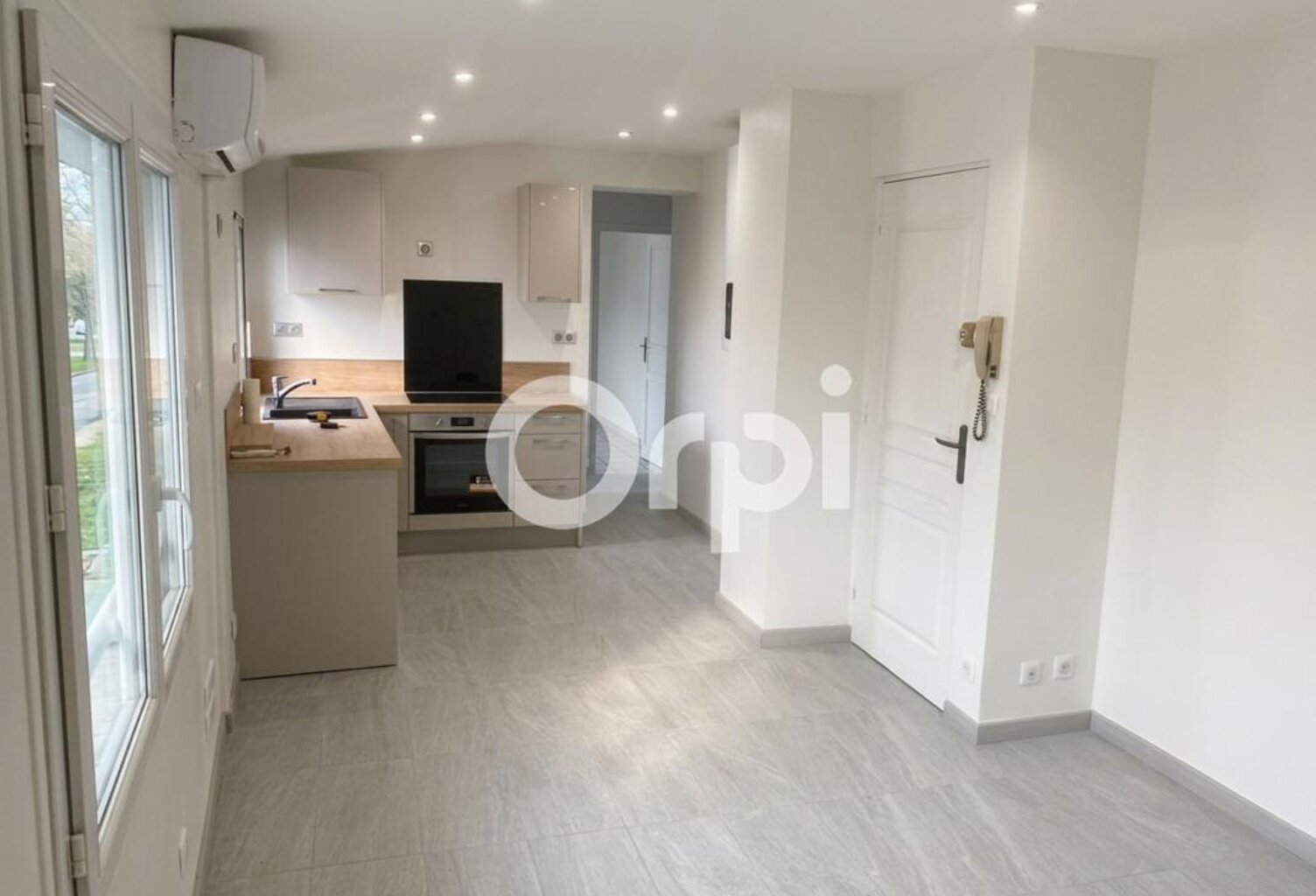 T3 DERNIER ETAGE- IDEALEMENT SITUE - ENTIEREMENT RENOVE — photo 1