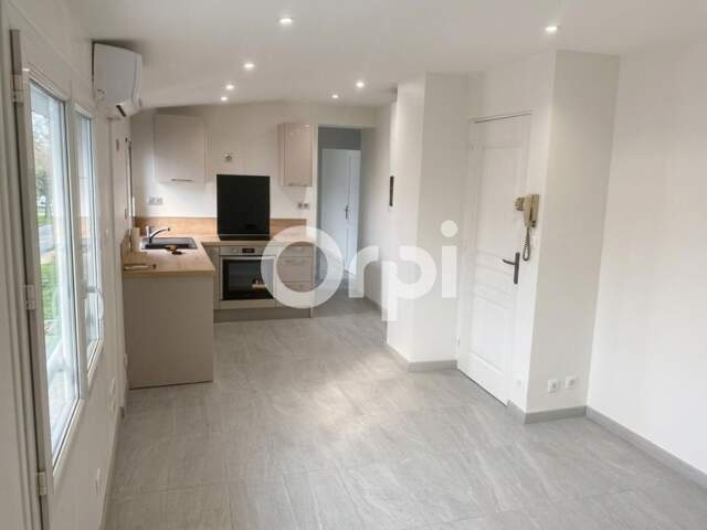 T3 DERNIER ETAGE- IDEALEMENT SITUE - ENTIEREMENT RENOVE — photo du bien