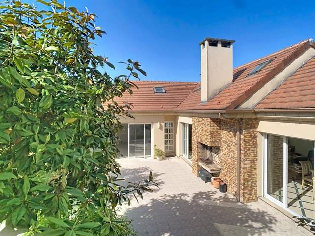 2 maisons (286 m² habitables/352 m² au sol en tout) sur un terrain de 850 m² à 20 MN à pieds du RER D "FOSSES - SURVILLIERS" — photo du bien