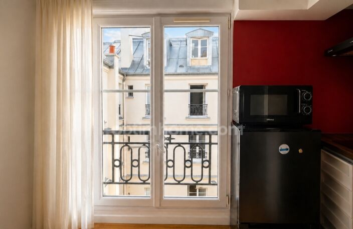 PARIS 9ème – RUE DU FAUBOURG MONTMARTRE – STUDIO RÉNOVÉ – CALME ABSOLU — photo 5