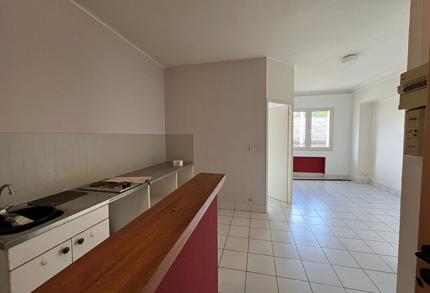 VILLENEUVE SUR LOT , à deux pas du centre ville et proche IFSI. Dans un immeuble très calme agréable appartement de type 2 d'environ 33,36 m2 comprenant une pièce de vie avec coin cuisine, une chambre et une salle d'eau avec wc. Appartement très lumineux. — photo 1