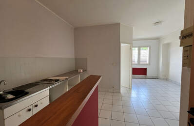 VILLENEUVE SUR LOT , à deux pas du centre ville et proche IFSI. Dans un immeuble très calme agréable appartement de type 2 d'environ 33,36 m2 comprenant une pièce de vie avec coin cuisine, une chambre et une salle d'eau avec wc. Appartement très lumineux. — photo du bien