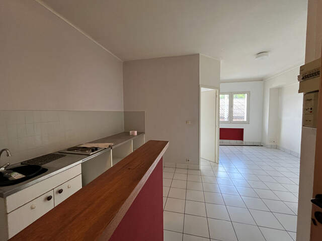 VILLENEUVE SUR LOT , à deux pas du centre ville et proche IFSI. Dans un immeuble très calme agréable appartement de type 2 d'environ 33,36 m2 comprenant une pièce de vie avec coin cuisine, une chambre et une salle d'eau avec wc. Appartement très lumineux. — photo du bien