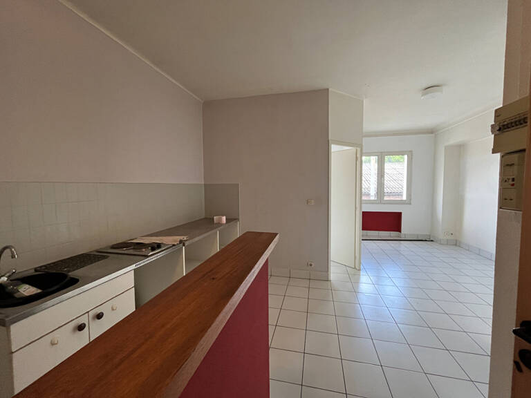 VILLENEUVE SUR LOT , à deux pas du centre ville et proche IFSI. Dans un immeuble très calme agréable appartement de type 2 d'environ 33,36 m2 comprenant une pièce de vie avec coin cuisine, une chambre et une salle d'eau avec wc. Appartement très lumineux. — photo 1
