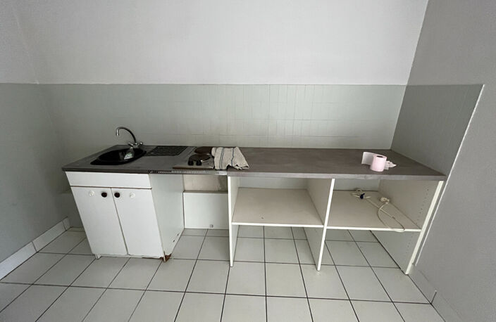 VILLENEUVE SUR LOT , à deux pas du centre ville et proche IFSI. Dans un immeuble très calme agréable appartement de type 2 d'environ 33,36 m2 comprenant une pièce de vie avec coin cuisine, une chambre et une salle d'eau avec wc. Appartement très lumineux. — photo 2