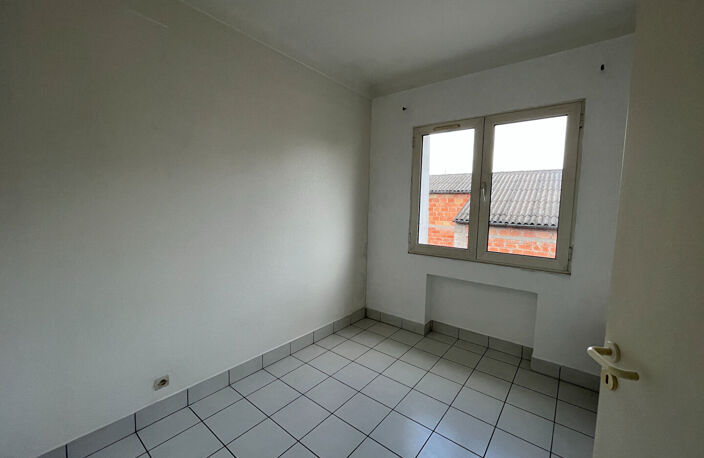VILLENEUVE SUR LOT , à deux pas du centre ville et proche IFSI. Dans un immeuble très calme agréable appartement de type 2 d'environ 33,36 m2 comprenant une pièce de vie avec coin cuisine, une chambre et une salle d'eau avec wc. Appartement très lumineux. — photo 3