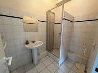 VILLENEUVE SUR LOT , à deux pas du centre ville et proche IFSI. Dans un immeuble très calme agréable appartement de type 2 d'environ 33,36 m2 comprenant une pièce de vie avec coin cuisine, une chambre et une salle d'eau avec wc. Appartement très lumineux. — photo 4
