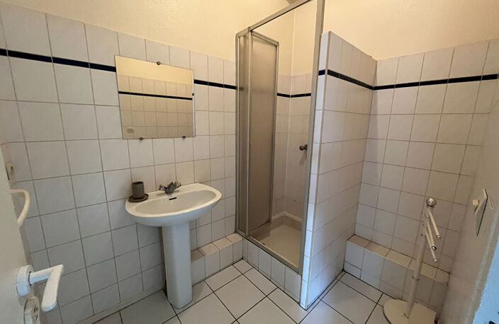 VILLENEUVE SUR LOT , à deux pas du centre ville et proche IFSI. Dans un immeuble très calme agréable appartement de type 2 d'environ 33,36 m2 comprenant une pièce de vie avec coin cuisine, une chambre et une salle d'eau avec wc. Appartement très lumineux. — photo 4
