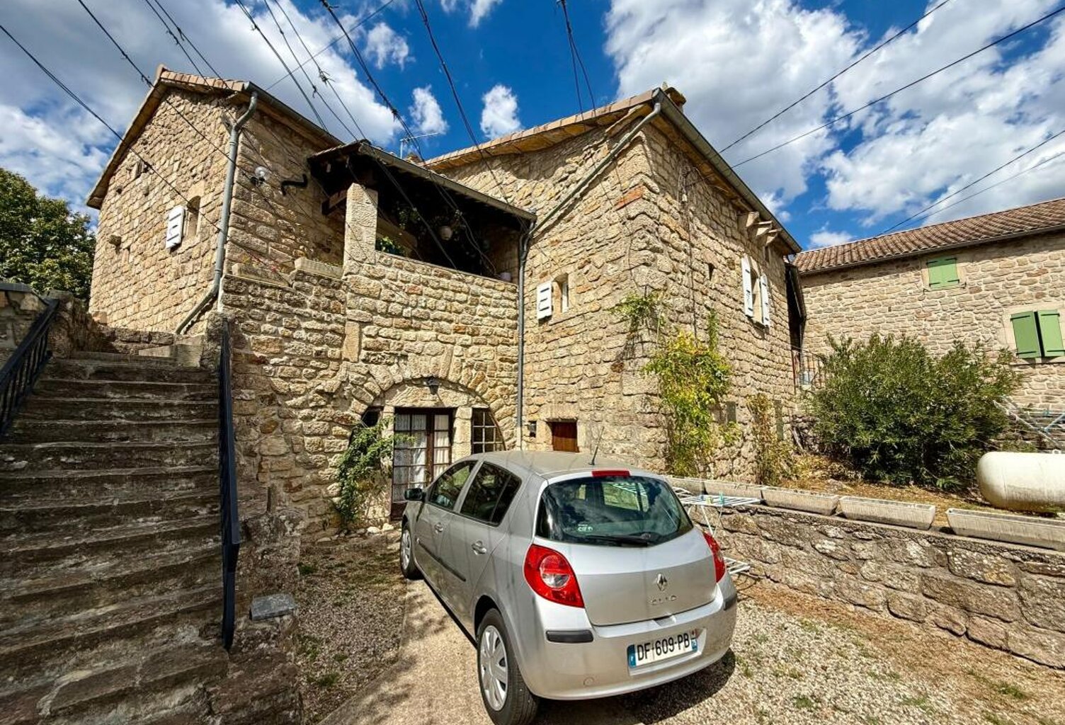 MAISON EN PIERRE AVEC TERRASSE ET JARDIN — photo 1