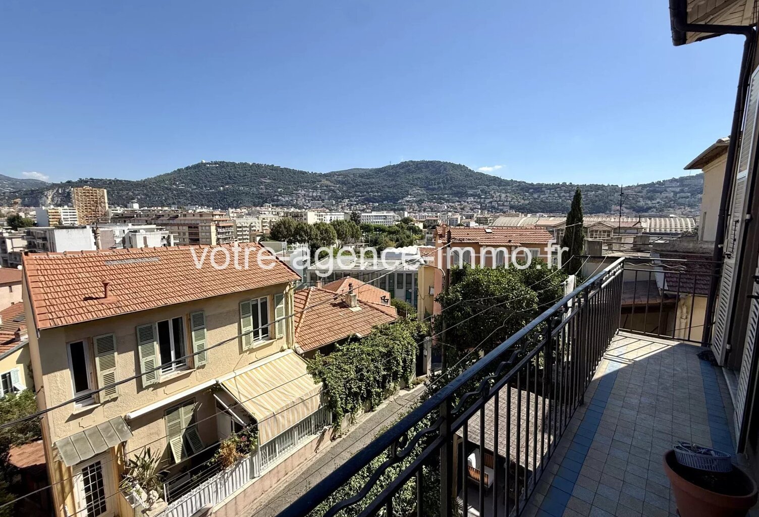 Nice Bas cimiez beau dernier etage avec balcon — photo 1