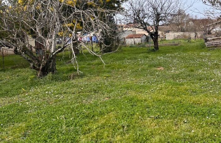 Terrain à bâtir à Saint-Médard-de-Guizières (33230) — photo 3