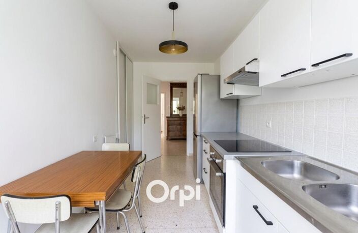 Grand appartement T3 de 86 m² — Résidence sécurisée entre Lepic et Figuerolles — photo 4