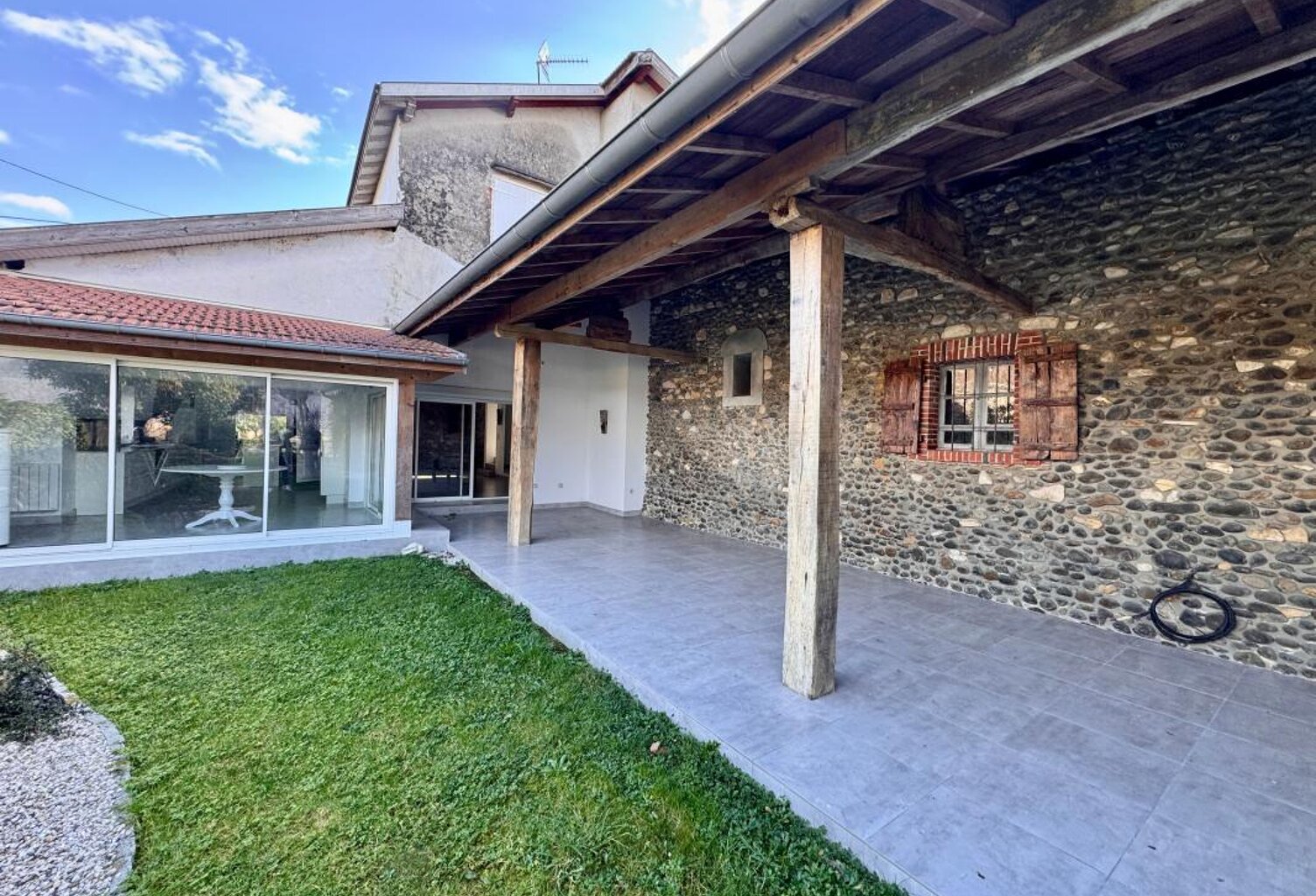 🏡 PUYOÔ – VOLUMES, CHARME & FORT POTENTIEL LOCATIF ! — photo 1