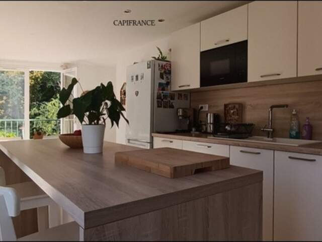 A ST CYR SUR MER (83) Superbe duplex rénové de type 3 de 74 m² en centre ville, au 2ème étage — photo du bien