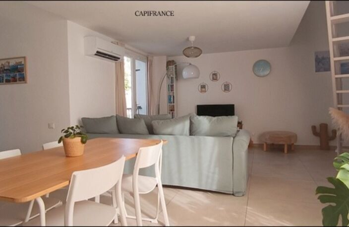 A ST CYR SUR MER (83) Superbe duplex rénové de type 3 de 74 m² en centre ville, au 2ème étage — photo 2