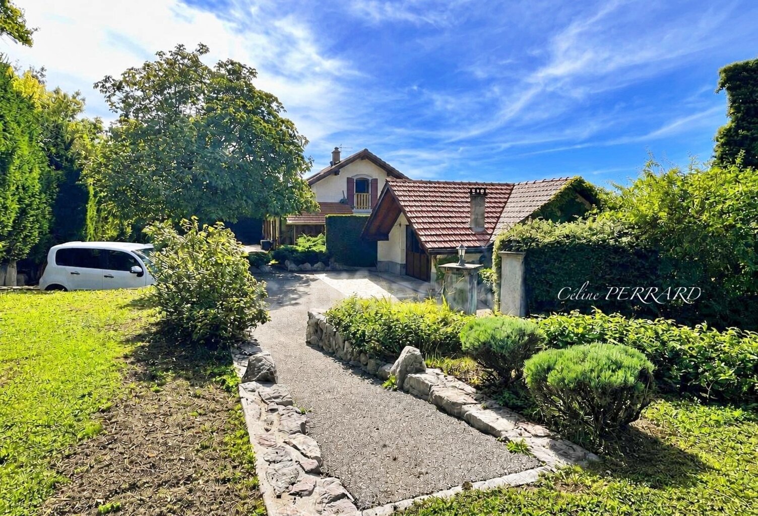 SAINT CERGUES (74), Un bien rare aux multiples possibilités ! 7 pièces avec un appartement indépendant + une bâtisse indépendante. surface : 194,26m² + 110m², Piscinable — photo 1