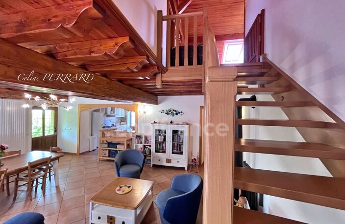 SAINT CERGUES (74), Un bien rare aux multiples possibilités ! 7 pièces avec un appartement indépendant + une bâtisse indépendante. surface : 194,26m² + 110m², Piscinable — photo 3