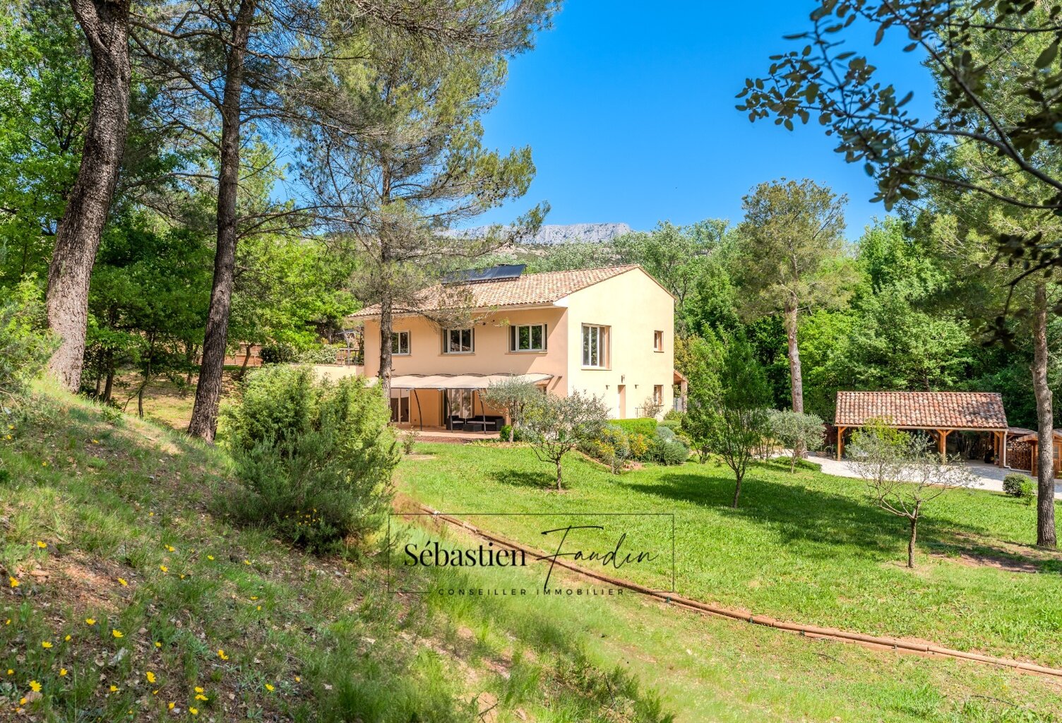 Domaine à vendre à Rousset à 15 minutes d'Aix-en-Provence - 8 000 m² - plusieurs logements - 262 m² habitables - calme absolu - amoureux de la nature — photo 1