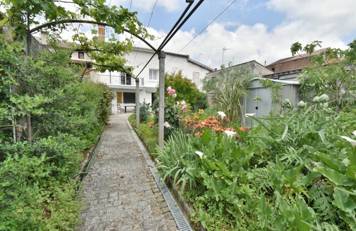 SAINTE LIVRADE SUR LOT (47) Maison de village pleine de charme au cœur de Sainte-Livrade-sur-Lot 4 pièces — photo 4