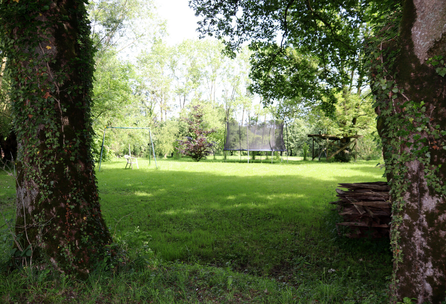 Environnement particulièrement calme avec une magnifique vue dégagée à CURCIAT DONGALON – 181 m² habitables sur 6970 m² de terrain — photo 1