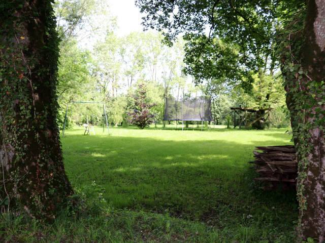 Environnement particulièrement calme avec une magnifique vue dégagée à CURCIAT DONGALON – 181 m² habitables sur 6970 m² de terrain — photo du bien