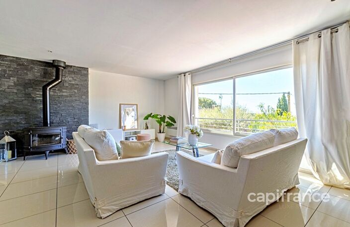 Maison à vendre à CEYRESTE (13), village à pied, vue mer, 3 chambres, terrasse, jardin, carport, atelier — photo 3