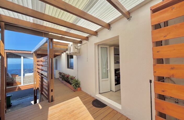 A VENDRE - GRANDE ANSE – VUE MER PANORAMIQUE 180° – MAISON T4 DE STANDING – EMPLACEMENT EXTRÊMEMENT RARE — photo 2