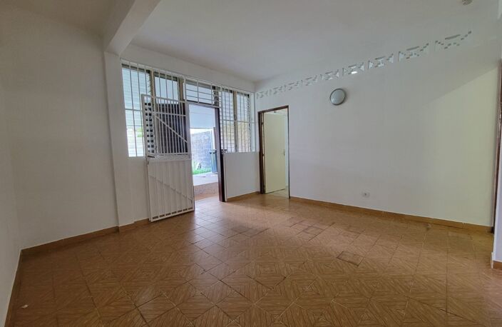 APPARTEMENT T2 AVEC GRANDE TERRASSE COUVERTE ET JARDIN PRIVATIF — photo 2