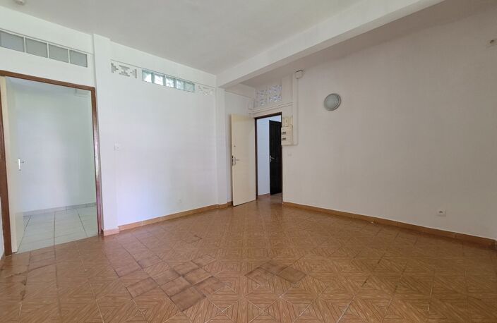 APPARTEMENT T2 AVEC GRANDE TERRASSE COUVERTE ET JARDIN PRIVATIF — photo 4