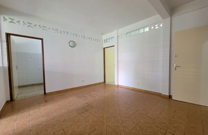 APPARTEMENT T2 AVEC GRANDE TERRASSE COUVERTE ET JARDIN PRIVATIF — photo 5