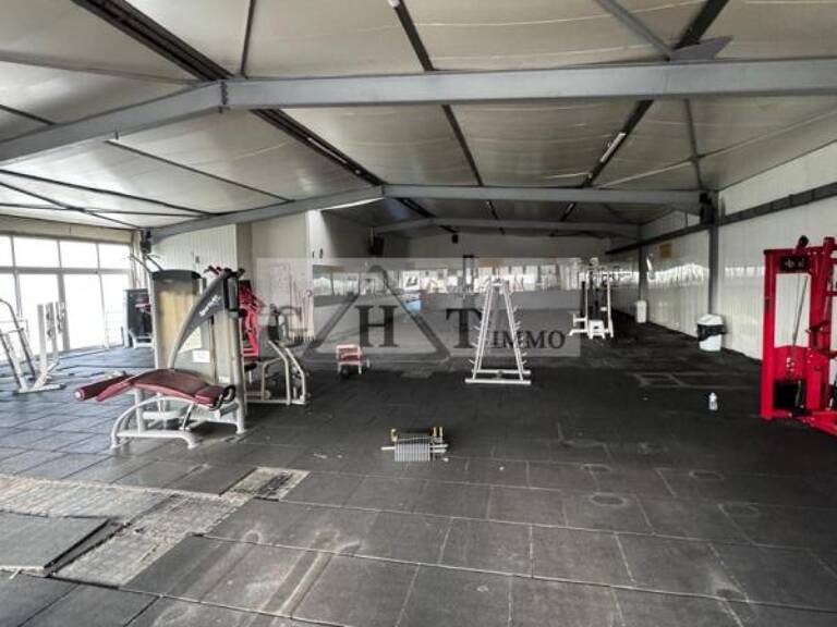 Local ERP 780 m² – À louer A Neuilly Sur Marne — photo 1