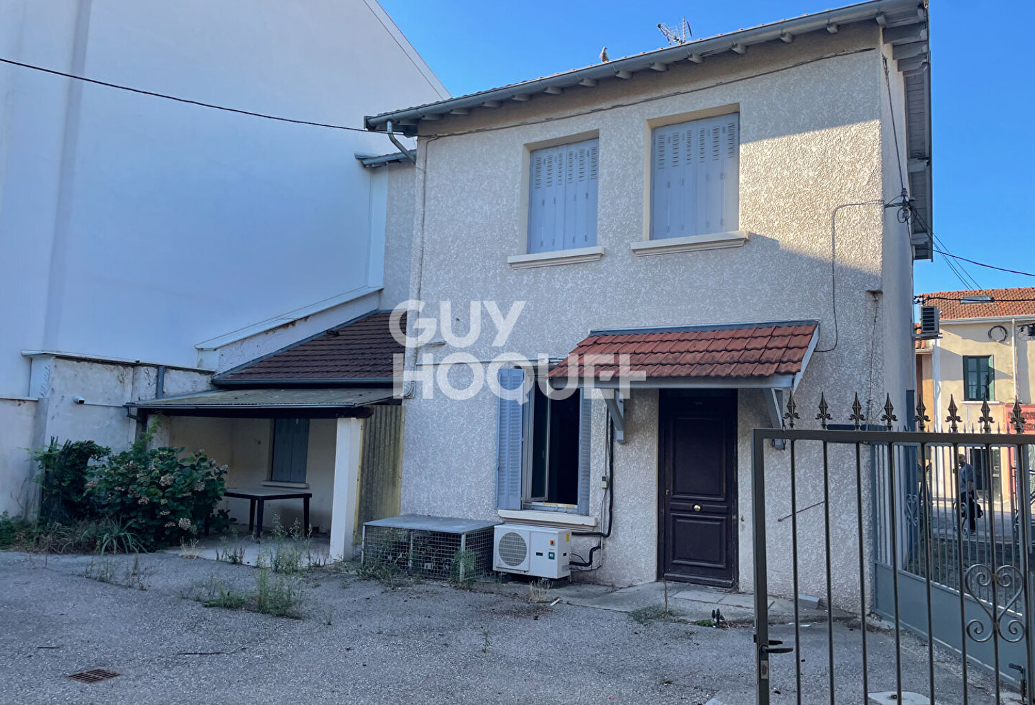 Immeuble avec commerce , logement et dépendance à Saint Laurent de Mure - Réf 4730 - 395 000  — photo 1