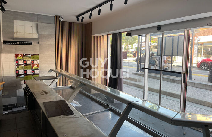 Immeuble avec commerce , logement et dépendance à Saint Laurent de Mure - Réf 4730 - 395 000  — photo 2