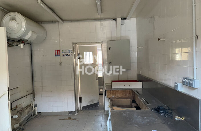 Immeuble avec commerce , logement et dépendance à Saint Laurent de Mure - Réf 4730 - 395 000  — photo 4