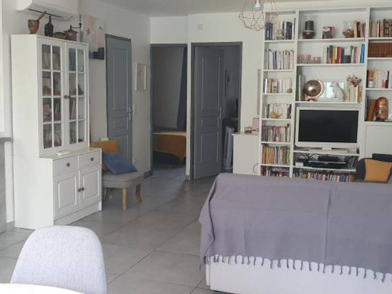 Appartement Cogolin 3 pièce(s) 56.74 m2 Coup de Coeur dans quartier résidentiel  sécuriser avec place de parking situé en rez de jardin avec  jardin de 27 m2 ensoleillé  Trés bon état clé en main avec fort rendement locatif  situé à 5 minutes des commerc — photo 1