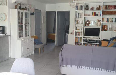 Appartement Cogolin 3 pièce(s) 56.74 m2 Coup de Coeur dans quartier résidentiel  sécuriser avec place de parking situé en rez de jardin avec  jardin de 27 m2 ensoleillé  Trés bon état clé en main avec fort rendement locatif  situé à 5 minutes des commerc — photo du bien