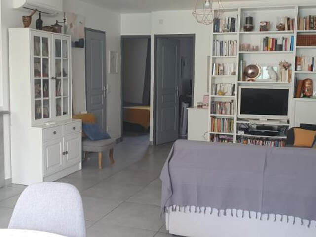 Appartement Cogolin 3 pièce(s) 56.74 m2 Coup de Coeur dans quartier résidentiel  sécuriser avec place de parking situé en rez de jardin avec  jardin de 27 m2 ensoleillé  Trés bon état clé en main avec fort rendement locatif  situé à 5 minutes des commerc — photo du bien