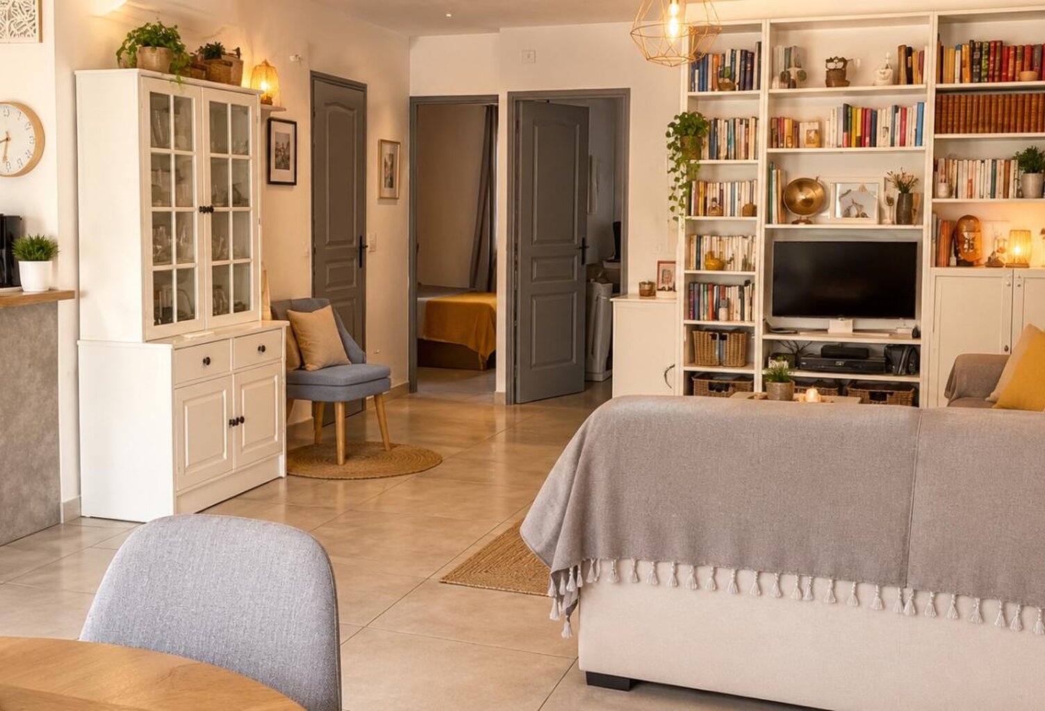 Appartement Cogolin 3 pièce(s) 56.74 m2 Coup de Coeur dans quartier résidentiel  sécurisé avec place de parking situé en rez de jardin avec  jardin de 27 m2 ensoleillé  Trés bon état clé en main avec fort rendement locatif  situé à 5 minutes des commerc — photo 1