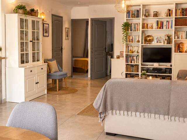 Appartement Cogolin 3 pièce(s) 56.74 m2 Coup de Coeur dans quartier résidentiel  sécurisé avec place de parking situé en rez de jardin avec  jardin de 27 m2 ensoleillé  Trés bon état clé en main avec fort rendement locatif  situé à 5 minutes des commerc — photo du bien