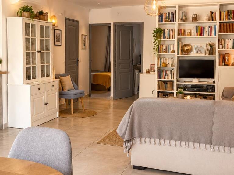 Appartement Cogolin 3 pièce(s) 56.74 m2 Coup de Coeur dans quartier résidentiel  sécurisé avec place de parking situé en rez de jardin avec  jardin de 27 m2 ensoleillé  Trés bon état clé en main avec fort rendement locatif  situé à 5 minutes des commerc — photo 1