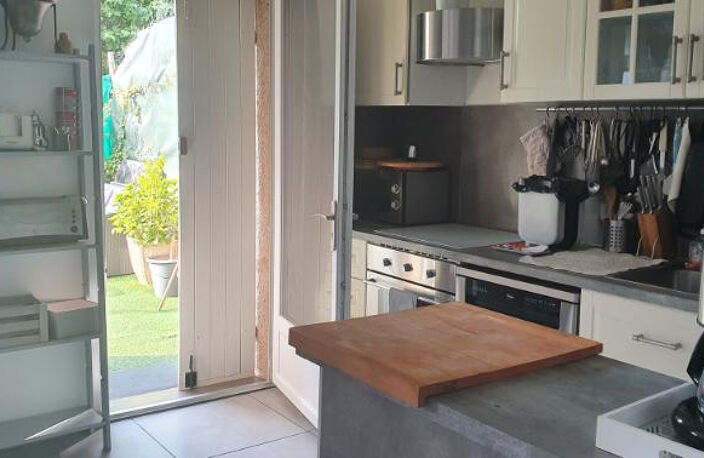 Appartement Cogolin 3 pièce(s) 56.74 m2 Coup de Coeur dans quartier résidentiel  sécurisé avec place de parking situé en rez de jardin avec  jardin de 27 m2 ensoleillé  Trés bon état clé en main avec fort rendement locatif  situé à 5 minutes des commerc — photo 2