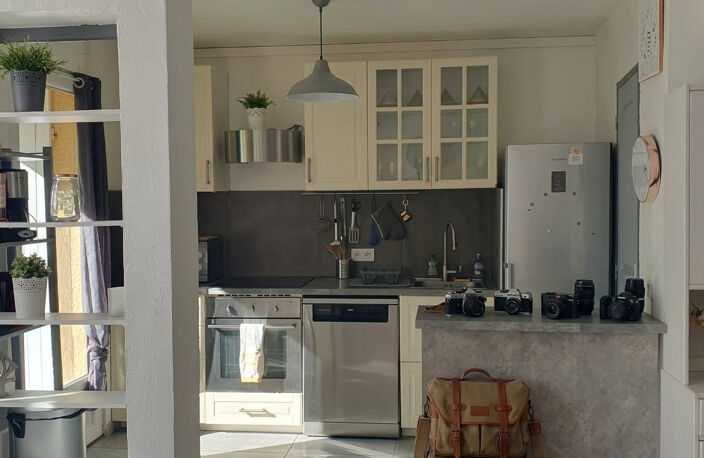 Appartement Cogolin 3 pièce(s) 56.74 m2 Coup de Coeur dans quartier résidentiel  sécurisé avec place de parking situé en rez de jardin avec  jardin de 27 m2 ensoleillé  Trés bon état clé en main avec fort rendement locatif  situé à 5 minutes des commerc — photo 3