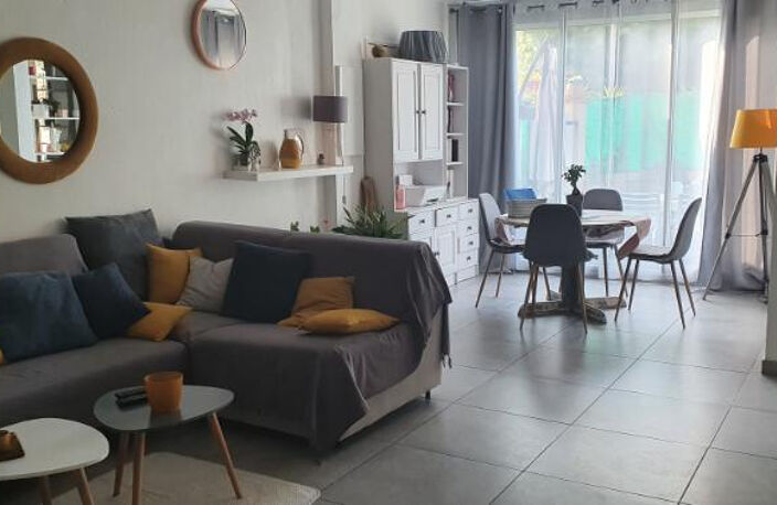 Appartement Cogolin 3 pièce(s) 56.74 m2 Coup de Coeur dans quartier résidentiel  sécurisé avec place de parking situé en rez de jardin avec  jardin de 27 m2 ensoleillé  Trés bon état clé en main avec fort rendement locatif  situé à 5 minutes des commerc — photo 4