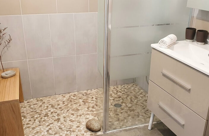 Appartement Cogolin 3 pièce(s) 56.74 m2 Coup de Coeur dans quartier résidentiel  sécurisé avec place de parking situé en rez de jardin avec  jardin de 27 m2 ensoleillé  Trés bon état clé en main avec fort rendement locatif  situé à 5 minutes des commerc — photo 5