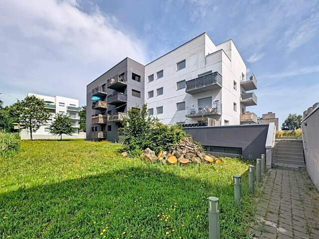 T4 duplex avec terrasse, vue sur espace vert et parking — photo du bien