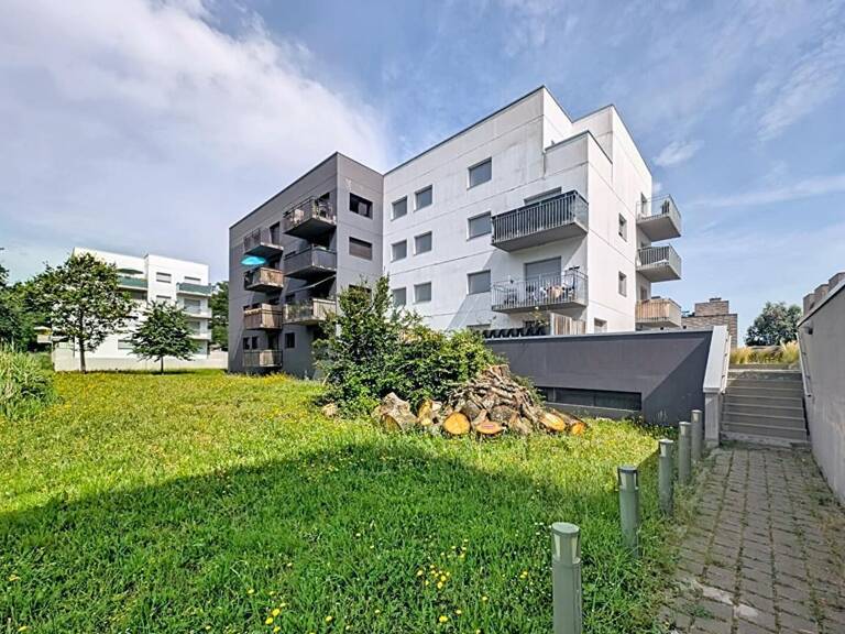 T4 duplex avec terrasse, vue sur espace vert et parking — photo 1