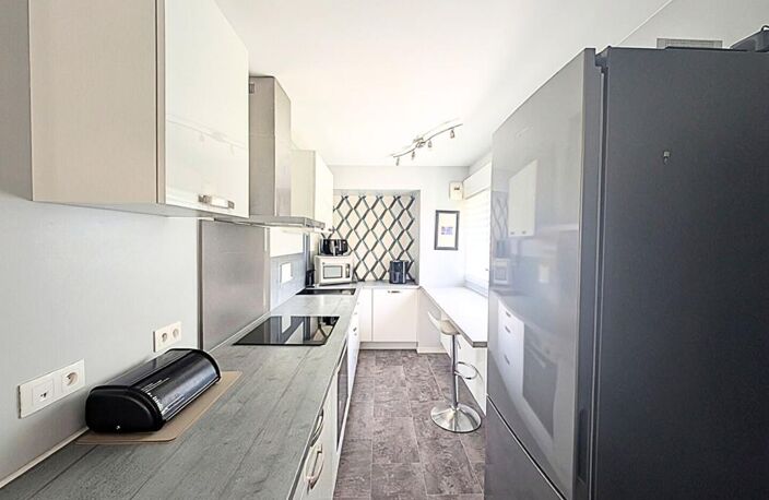 T4 duplex avec terrasse, vue sur espace vert et parking — photo 3