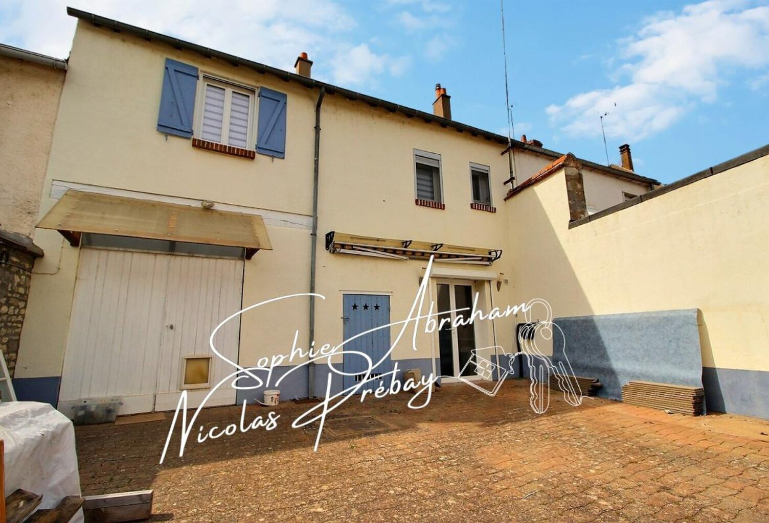 Maison en pierres avec cour close de murs et dépendances — photo 1